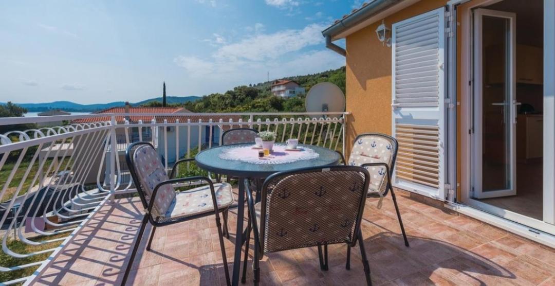 Apartment Petra Raslina Bagian luar foto