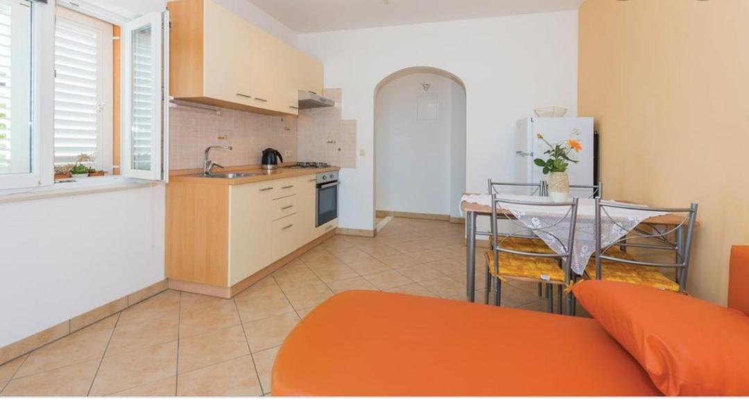 Apartment Petra Raslina Bagian luar foto